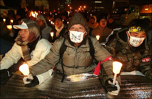 31일 새벽 1시경 여의도 국회앞에 모인 열린우리당원 100여명은 한나라당과의 합의를 통해 국가보안법 연내 폐지를 포기한 당 지도부를 규탄하면서 직권상정을 통한 연내처리를 촉구하는 촛불시위를 벌였다. 